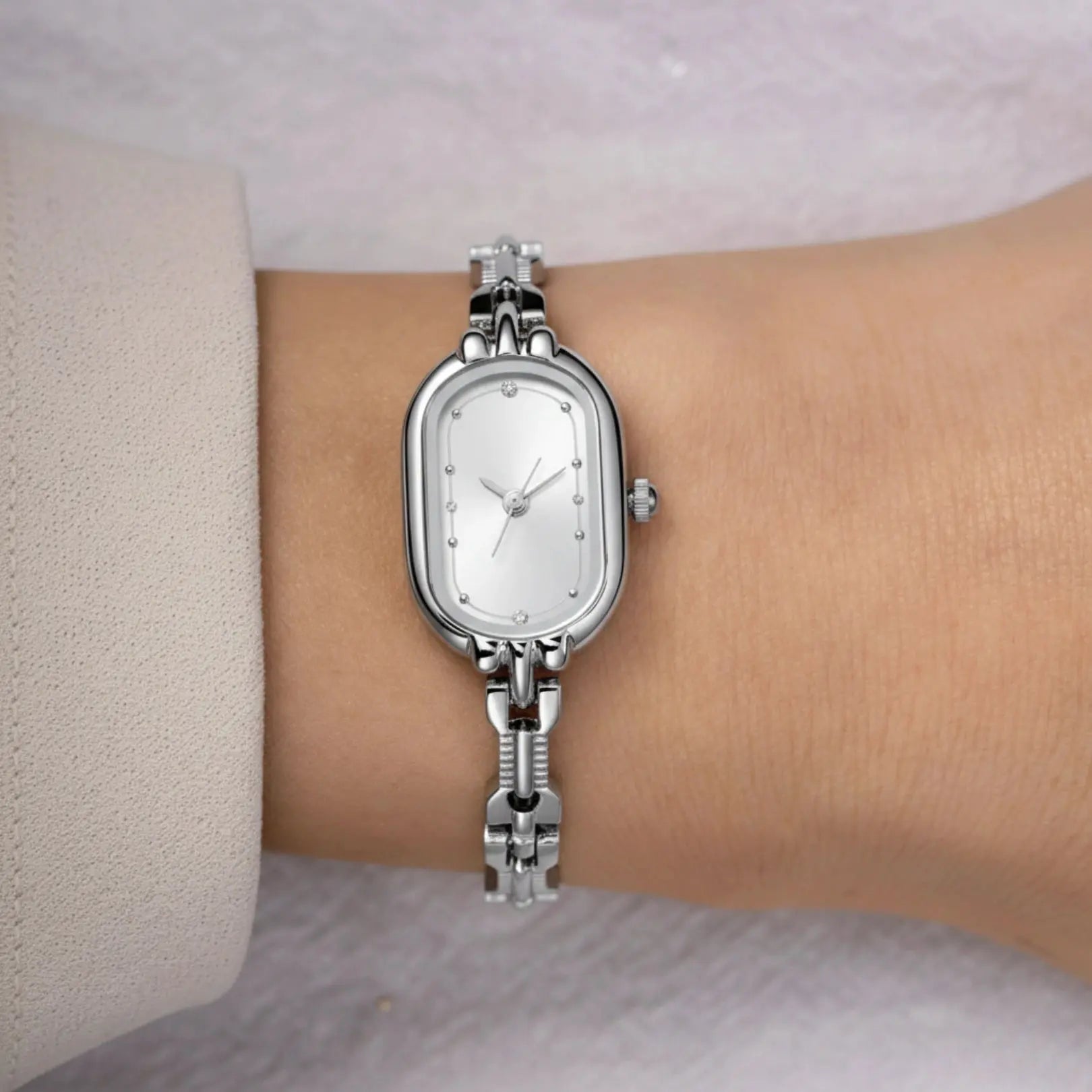 Orologio donna argento vintage indossato al polso in stile old money – Vittoria Elarie Milano