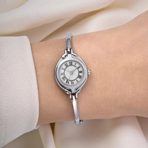 Orologio donna argento vintage indossato al polso con design bracciale raffinato – Sophie Elarie Milano