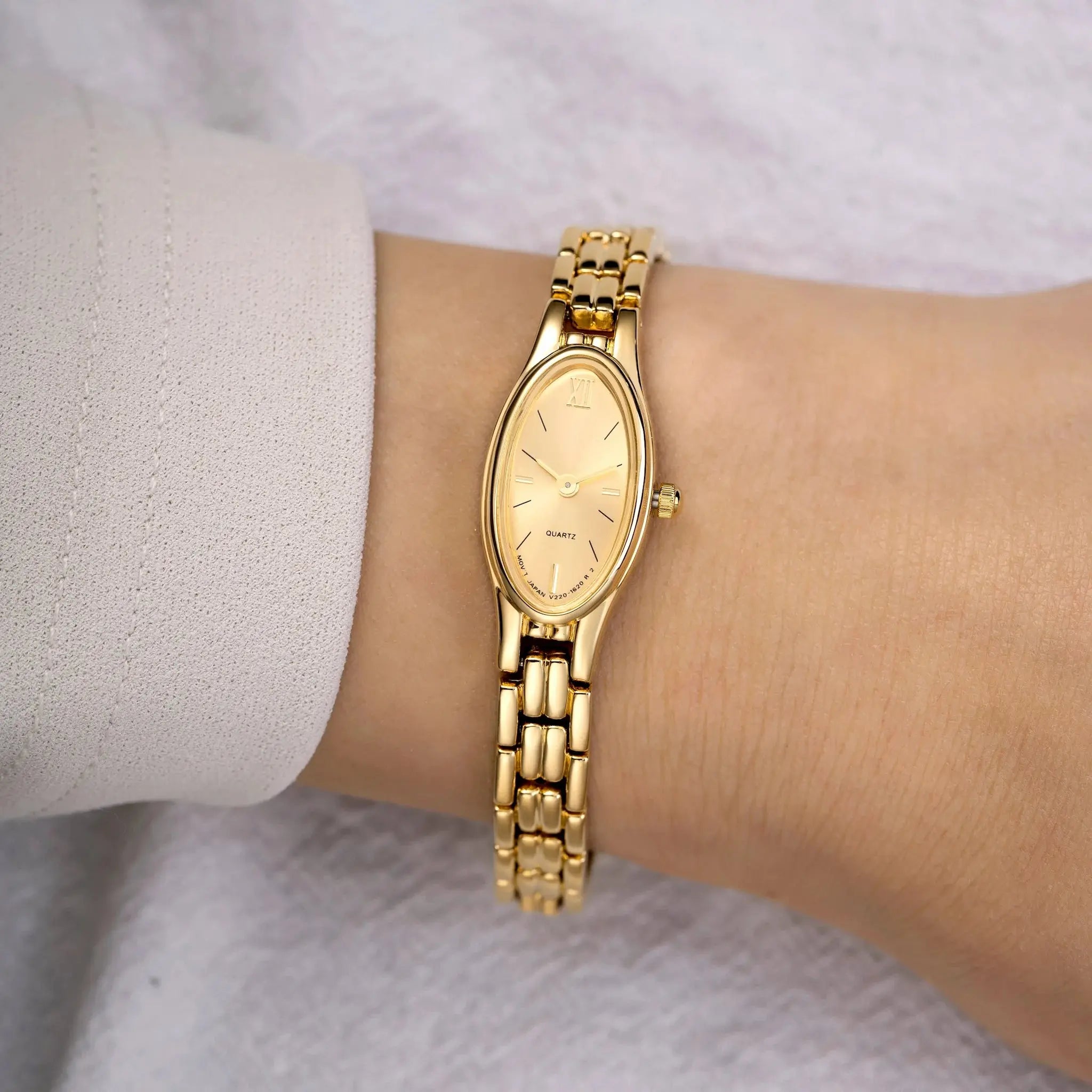 Orologio donna oro 18k placcato indossato al polso in stile vintage – Elarie Milano