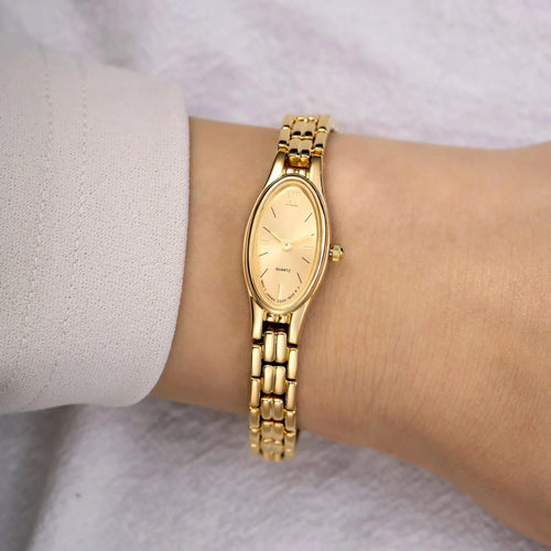 Orologio donna oro 18k placcato indossato al polso in stile vintage – Elarie Milano