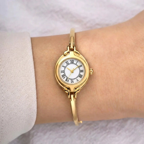 Orologio donna oro vintage indossato al polso con design bracciale raffinato – Sophie Elarie Milano