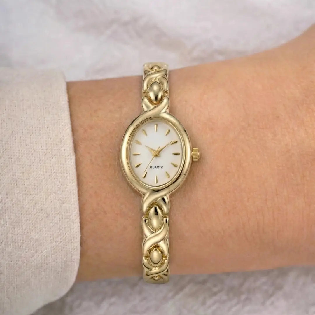 Orologio donna oro retro indossato al polso in stile old money – Clara Elarie Milano