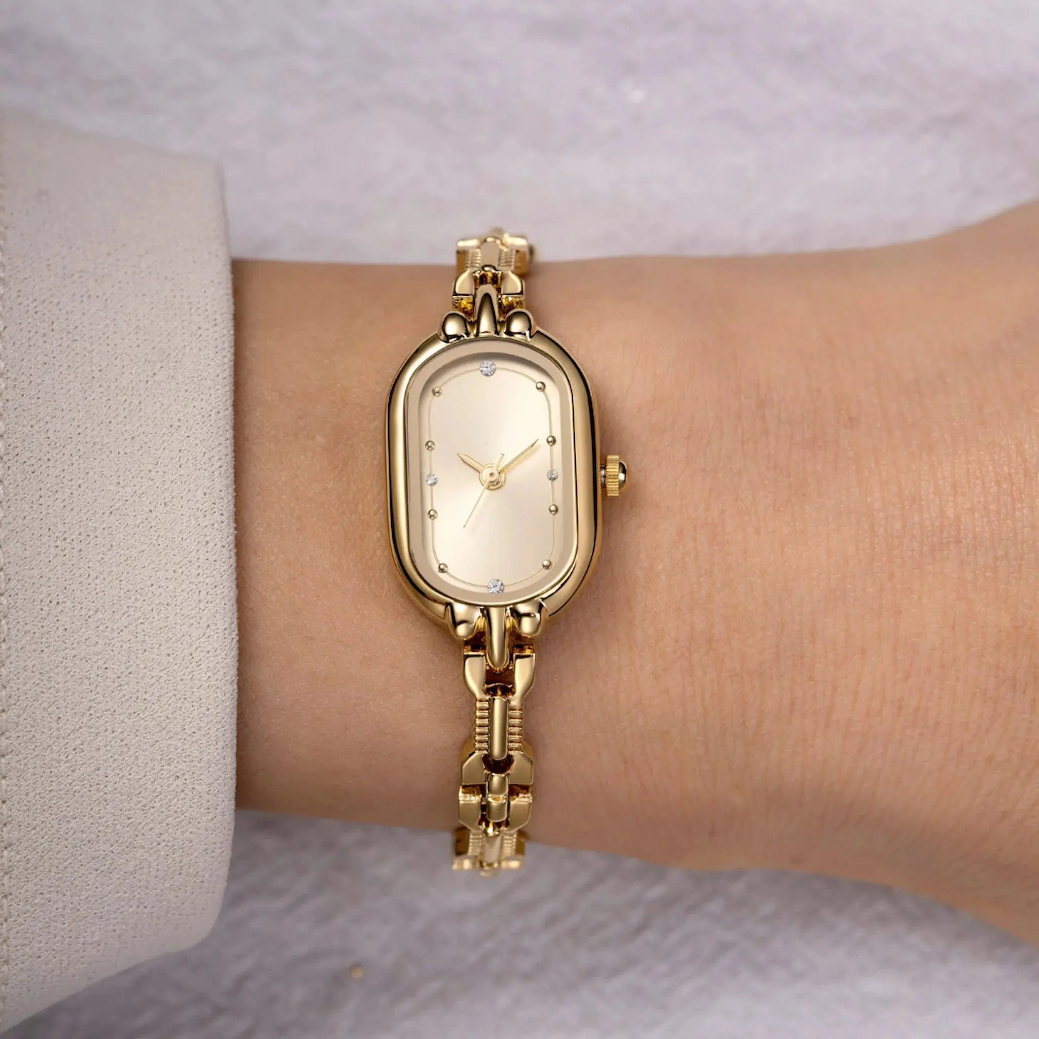 Orologio donna oro vintage indossato al polso in stile old money – Vittoria Elarie Milano